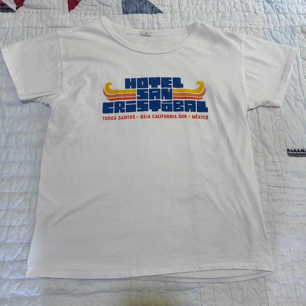 Filth Mart Hotel San Cristobal Graphic T-Shirt White Vintage Style Medium